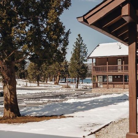 Vintage Lakeside Inn Velké Medvědí jezero Exteriér fotografie