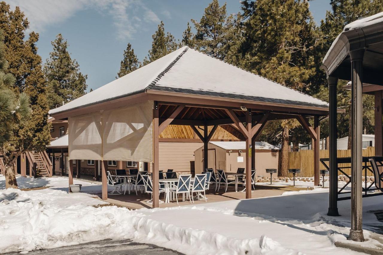 Vintage Lakeside Inn Velké Medvědí jezero Exteriér fotografie